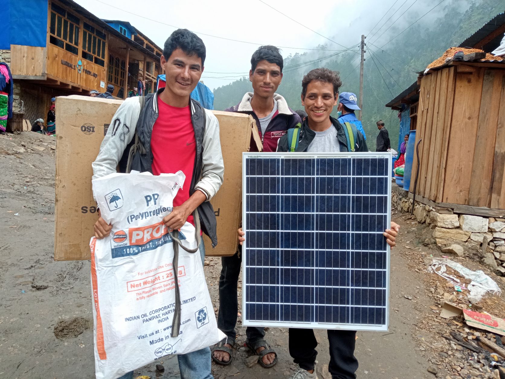 सर्केगाडको गुसाँ लेखमा सोलार वितरणः स्थानीय खुसी (तस्बीरसहित)