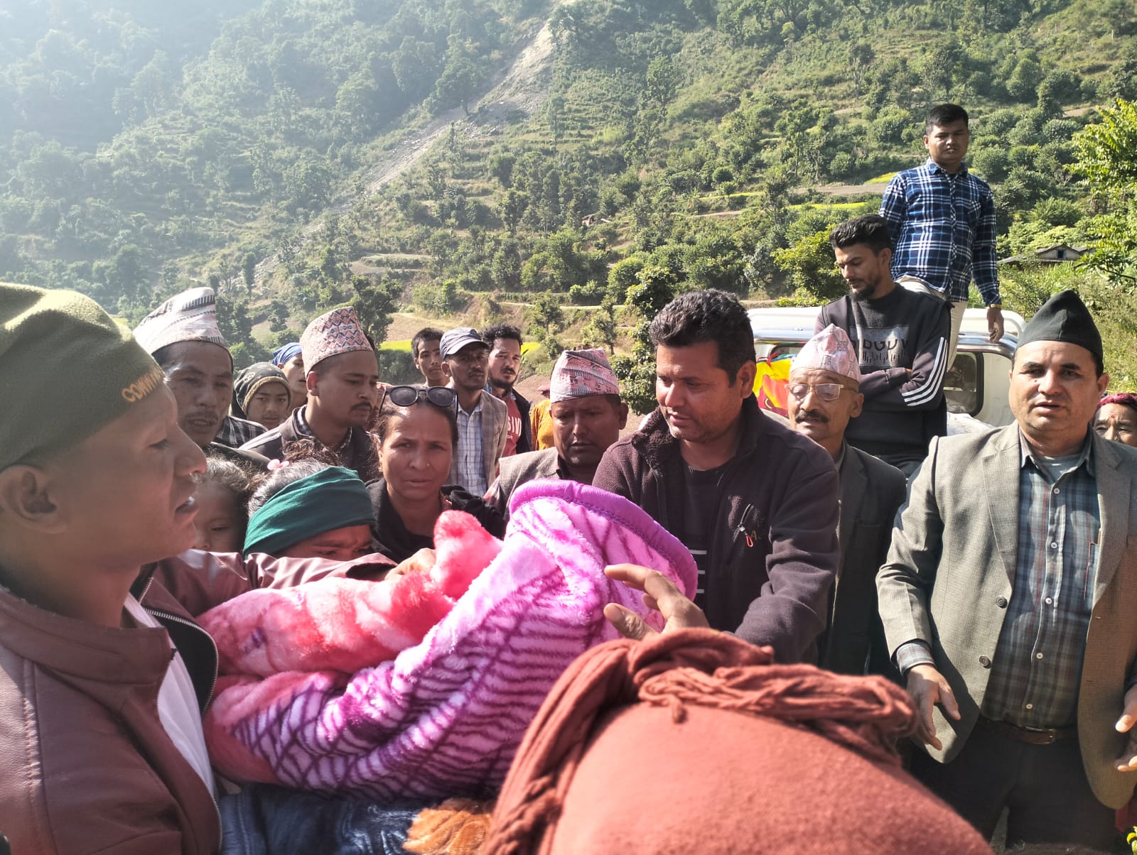 पिडितको आँशु पुछ्दै प्रभावित गाउँ छि¥यो एमाले (भिडियो)