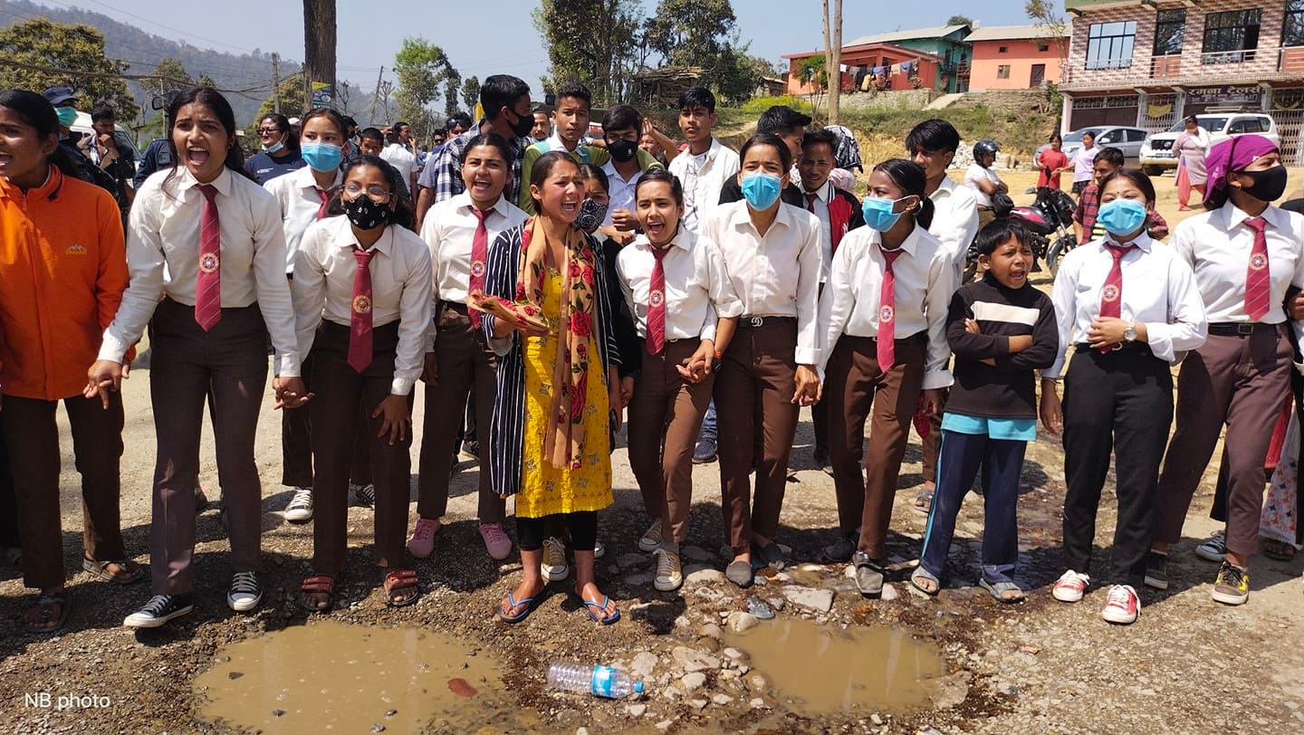 पिडितलाई न्यायको माग गर्दै बिहानैदेखि सुर्खेतको छिन्चु बन्द, सयौ यात्रु अलपत्र (भिडियो)