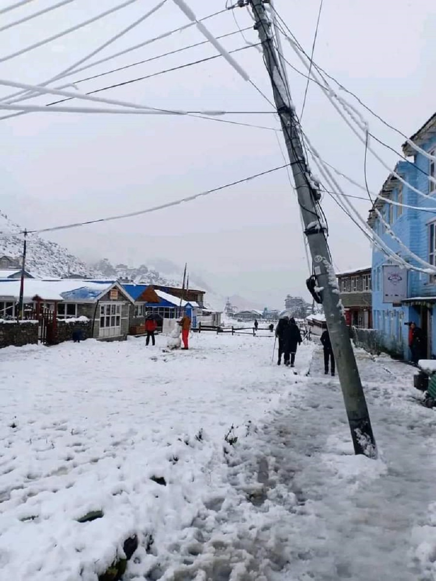 मनाङमा असोजमै भयो हिमपात शुरु 