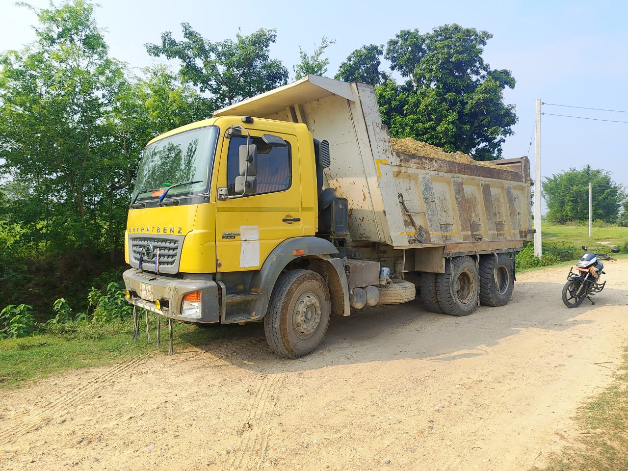 अबैध ग्राभेल उत्खननले स्थानीयहरु आाजित, दुई टिपर र एउटा स्काभेटर नियन्त्रणमा