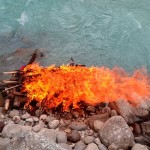 कर्णाली जीप  दुर्घटनाः, बेपत्ता यात्रुको पुत्ला बनाएर अन्तिम संस्कार गरियो (फोटो फिचर)