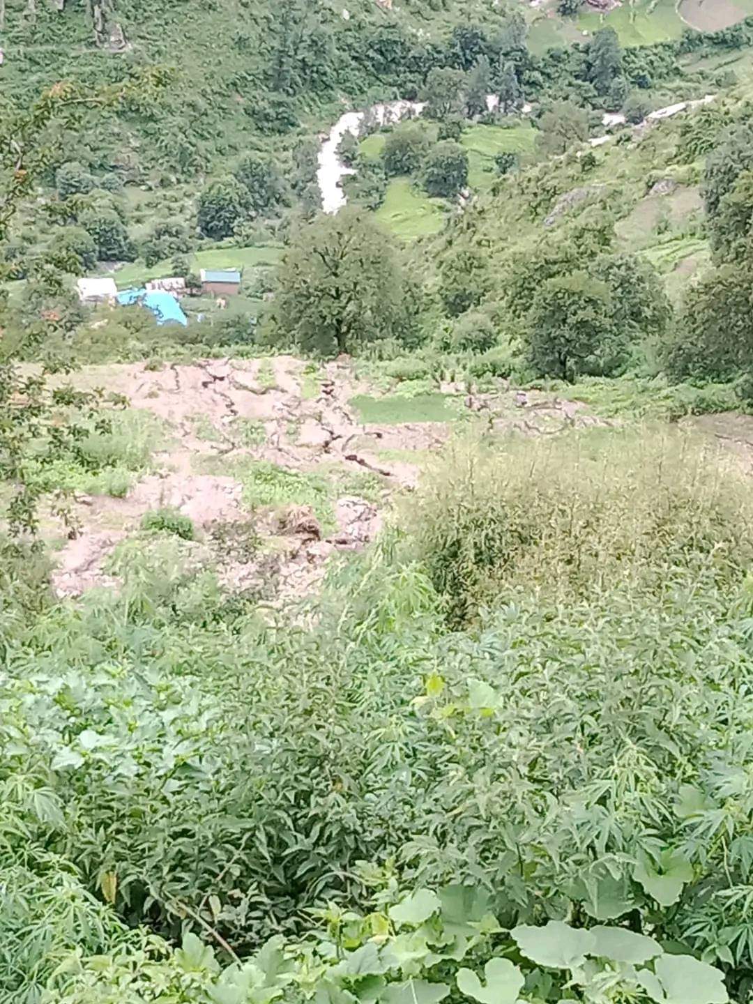 पहिरोले हुम्लाका तीन गांउ जोखिममा: प्रभावित क्षेत्र गएको सुरक्षाकर्मीको टोली बाटोमैं