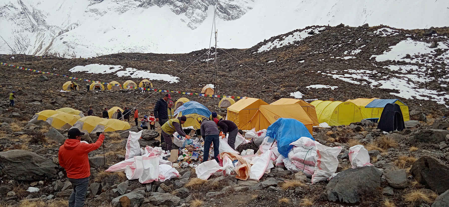 सेनाको  हिमाल सफाइ टोली अन्नपूर्णमा