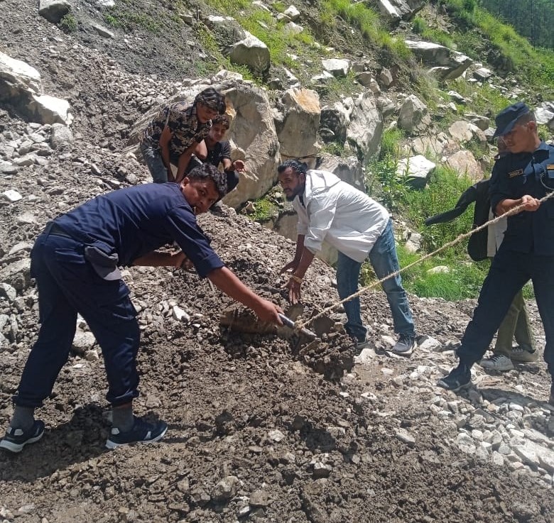 कर्णाली कोरिडोरको अवरुद्ध सडक खुलाउँदै प्रहरी