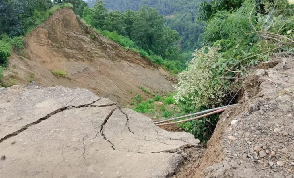 देशभरका ११ सडकका ३० खण्ड अवरुद्ध