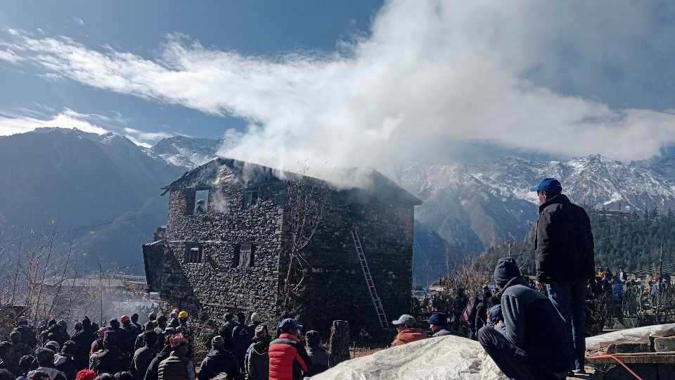 हुम्ला कांग्रेस उपसभापति रोकायाको घरमा आगलागी, लाखौको क्षती 