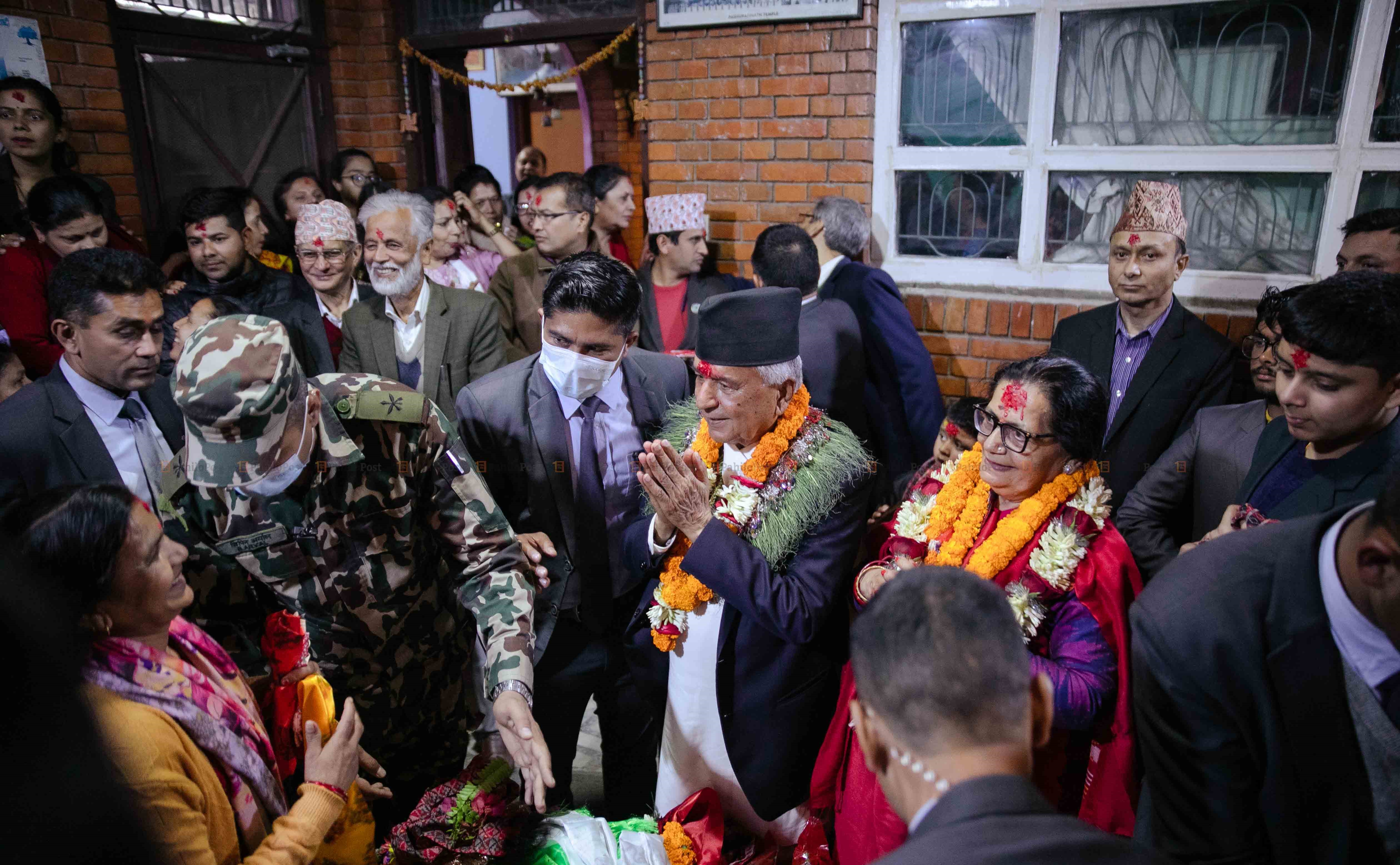 दही सगुन लिएर घरबाट निस्किएका पौडेल दुबोको मालामा भित्रिएपछि 