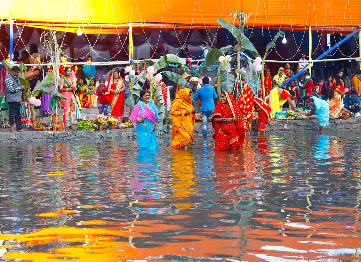 आज छठको मुख्य दिन, अस्ताउँदो सूर्यको पूजा गरी मनाइँदै