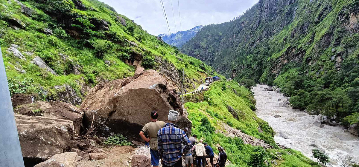 पहिरोले कालीकोट-जुम्ला सडक दुई दिनदेखि अवरुद्ध 