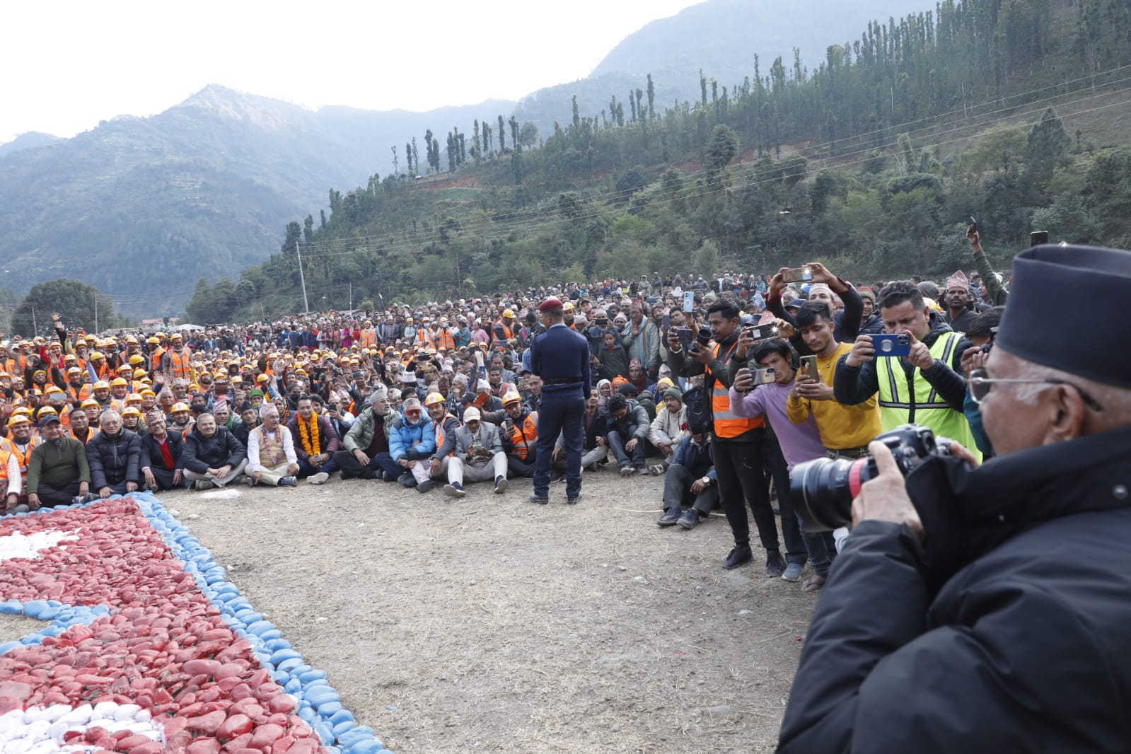 सरकार हेलिकोप्टर चडढ्न मात्रै प्रभावित क्षेत्र आयोः अध्यक्ष ओली