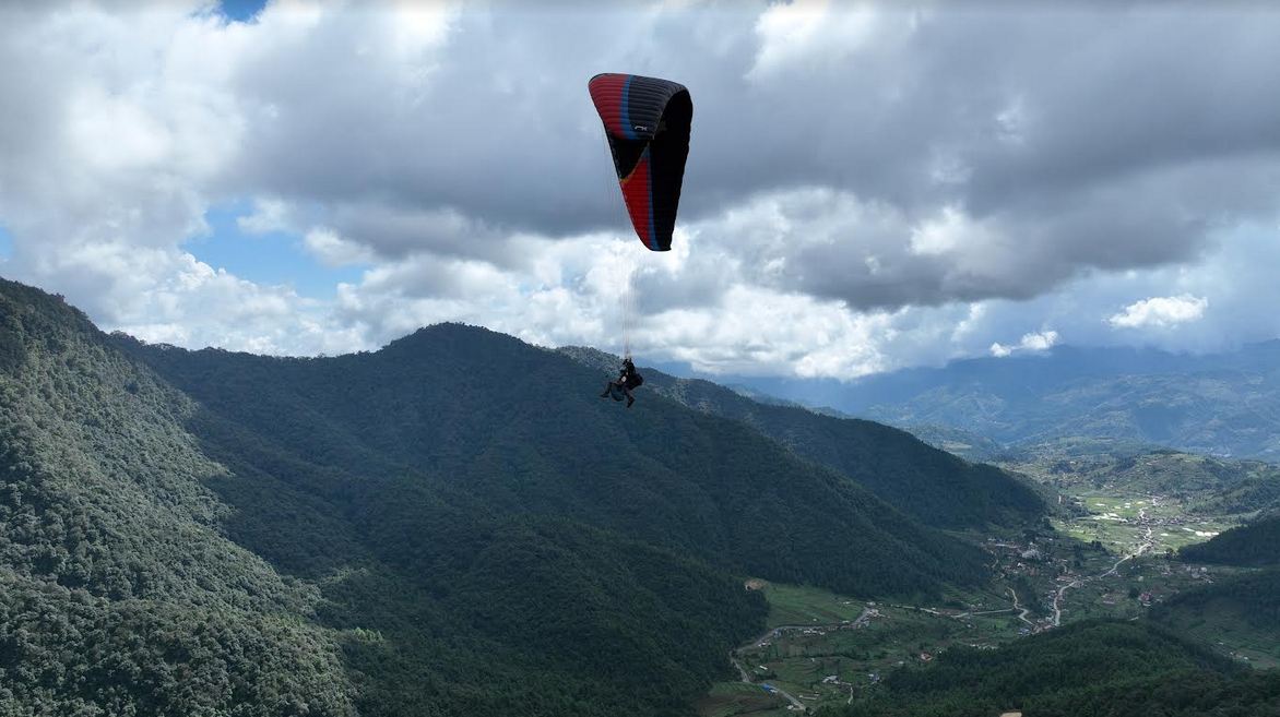 चन्द्रागिरीमा  प्याराग्लाइडिङ सुरु 